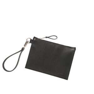 Schwarze Lederclutch aus Echtleder auf weißem Hintergrund
