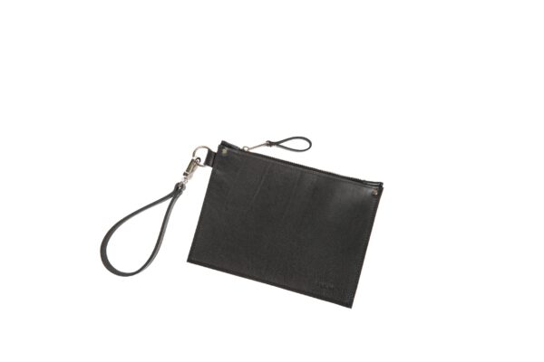 Schwarze Lederclutch aus Echtleder auf weißem Hintergrund