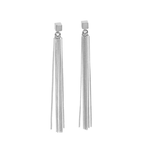 Minimalistische Ohrringe aus mattem Silber auf hellem Hintergrund